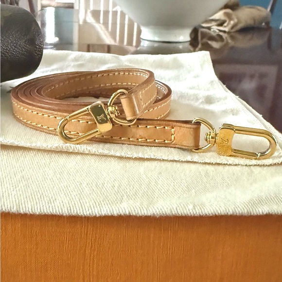 Louis Vuitton Eva 2-way Monogram Clutch/Crossbody
Comes w/ everything Almost new - Picture 14 of 16